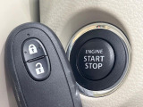 【キーレススタートシステム】カバンやポケットに入れたままでもドアの施錠・解錠が可能なスマートキーを装備。エンジンのオン・オフ時もカギを取り出す必要が無いからとっても便利です♪
