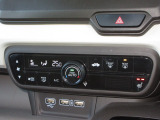 エアコンはオートエアコンでお好みの温度調整が出来、オールシーズン快適にドライブできます!運転席の座面に2段階調節のシートヒーターを内蔵。身体を直接温めることができます。