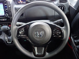 ハンドル左側にはオーディオ操作が出来るオーディオリモートコントロールスイッチ、右側にはHonda SENSINGとオートクルーズコントロールのスイッチを装備!