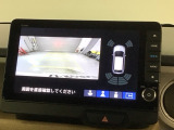 リバースギアに入れるだけで後方の表示へ切り替わります。夜間や雨の日の駐車も楽になりますよ。