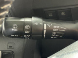 【オートワイパー(AUTO)】雨が降り出した時に、雨滴検出用センサー(レインセンサー)が雨滴を感知すると、自動でワイパーが動作します。