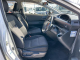 女性の方ももちろんですが、運転席側、助手席側の足元スペースが広いので男性の方が運転しても窮屈になりにくいですよ!