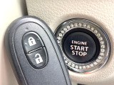 【キーレススタートシステム】カバンやポケットに入れたままでもドアの施錠・解錠が可能なスマートキーを装備。エンジンのオン・オフ時もカギを取り出す必要が無いからとっても便利です♪