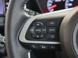便利なステアリングスイッチ付きでナビに目をやらなくても音量調整等が可能です。