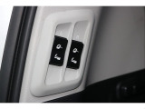 サードシートは電動にてトランク・2列目から操作可能です。