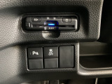 ハンドルの左下にETCとHondaセンシング用の、VSA(ABS+TCS+横滑り抑制)解除スイッチなどがついています。高速道路の料金所の通過も楽々です。 カードの取り出しもしやすい場所についています。