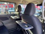 運転席、助手席後ろにはセカンドシート用テーブル&ドリンクフォルダーを装備しております♪