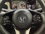 ハンドルにHondaセンシング系のクルーズコントロールやレーンキープアシストなどのスイッチと、オーディオの操作スイッチが装備されています。ハンドルから手を離さず安全に操作できます。