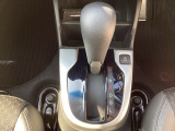 シンプルでとても使いやすいフロアシフトです。