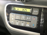 【オートエアコン】一度お好みの温度に設定すれば、車内の温度を検知し風量や温度を自動で調整。暑い&hellip;寒い&hellip;と何度もスイッチ操作をする必要はありません。快適な車内空間には必須の機能ですね♪
