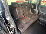 後部座席も気になるようなキズ・汚れやへたり等、大きなダメージはなく、良好な状態です。