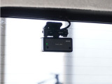 この車にはリアにもドライブレコーダーを装備しております◆映像・音声などを記録する自動車用の装置です。 もしもの事故の際の記録はもちろん、旅行の際の思い出としてドライブの映像を楽しむことができます。