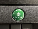 ECON モードをON にするとアクセルペダルの動きに対するエンジンの反応とエアコンの制御を切り換えることで、燃費のいい運転をするドライバーがペダルを踏んだ時と同じようにエンジンを制御します。