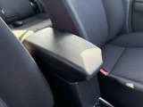 運転席と助手席の間にはひじ掛けがついています!長距離ドライブでも楽々です★