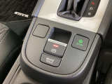 セレクトレバーの下に電子制御パーキングブレーキがあります。スイッチひとつで、停車した地点の傾斜などをシステムが検知・判断してブレーキ力を自動的に最適制御し、しっかり停車できるパーキングシステムです。