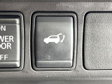 【パワーバックドア】スマートキーや運転席のボタンを押すだけでリアゲートが自動で開閉します!荷物を持っている時や、高い位置にあるバックドアを閉める際に便利な機能です♪