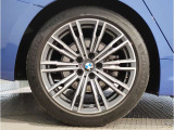 BMWの純正アロイホイールは軽量かつ強度にも優れているホイールで走行性能を引き上げる設計になっております。足元にもBMWは妥協がなくこだわっている個所になります。