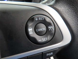 クルーズコントロールが付いています。一度速度を設定すると、アクセルを踏まなくても一定に速度を保ってくれる優れた装備です。高速道路を走行するのに便利です。