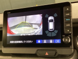 リバースギアに入れるだけで後方の表示へ切り替わります。夜間や雨の日の駐車も楽になりますよ。