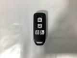 スマートキー付きですからドアロックの開閉およびエンジンスタートが楽々です。電動スライドドアの開け閉めもボタンで操作できます。