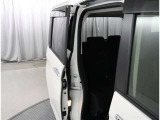 両側パワースライドドア付きだから、狭い駐車スペースなどでの 乗り降りラクラク!小さなお子さまのいるご家庭には嬉しい装備。