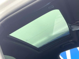 ●サンルーフ:開放感たっぷりの希少装備、サンルーフが装着されています!車内に明かりを取り入れたり景色を楽しむ以外にも、車内の空気も簡単に換気できて快適です!