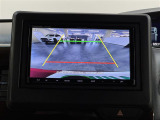 【バックカメラ】駐車時に後方がリアルタイム映像で確認できます。大型商業施設や立体駐車場での駐車時や、夜間のバック時に大活躍!運転スキルに関わらず、今や必須となった装備のひとつです!
