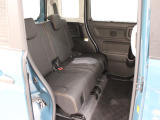2列目シートも足元はゆったりしており快適にお座り頂けます!チャイルドシートの取り付けにも対応しており、後部座席にお乗りの方も楽しく広々と使用できます!!