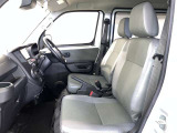 高いホールド性で運転姿勢が安定します。長距離ドライブでも疲れにくいのが魅力です。快適なドライビングライフをお送りください♪