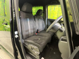 運転席まわりには十分なスペースがあり、大柄な方でもゆったり運転していただける環境です。