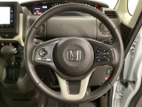 ハンドルにHondaセンシング系のクルーズコントロールやレーンキープアシストなどのスイッチと、オーディオの操作スイッチが装備されています。ハンドルから手を離さず安全に操作できます。