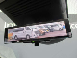 スマートルーミラー装備車両後方のカメラ映像をミラ-面に映し出すので、車内の状況や、天候などに影響されにくく、よりクリアな後方視界が得られます。