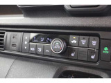 フルオートエアコンが装備されています!お好みの温度設定をするだけでエアコンの風量やモードの切り替えを自動でコントロールしてくれます!ユーザーの操作が少なく燃費走行にもつながります!