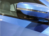 BMWのミラーは車種によって異なりますがレーンチェンジウォーニングが装備されております。詳しくは当店スタッフまでお問い合わせくださいませ。