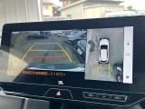 【パノラミックビューモニター】クルマを真上から見下ろした視点で駐車をサポートします。クルマの斜め後ろや真横など、いち早く障害物に気が付くことができます。
