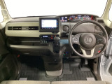 車内は光触媒抗菌消臭施工済です。インパネ周りはスタイリッシュなデザインです。グローブボックスやカップホルダーのほかにトレーなどたくさんの収納スペースが付いています。
