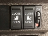 【両側パワースライドドア】両側がパワースライドドアになっており、運転席のスイッチやスマートキーでも開閉が可能です!開口部も広いので乗り降りも楽々♪