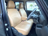 運転席シート廻りは使用感も少なく、良好な状態となっています。前オーナー様が丁寧に使っていたことがよくわかりますね。