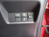パーキングセンサーや横滑りを防ぐVSA等のスイッチ類は運転席の右側、手の届きやすい位置にあります。