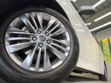 【純正18インチアルミホイール】外観にマッチした純正アルミホイールを装着しております。各種社外アルミホイールや、スタッドレスタイヤも取扱いしております。是非ご相談ください♪