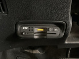 ハンドルの左下にETCがついています。高速道路の料金所の通過も楽々です!。 カードの取り出しもしやすい場所についています。