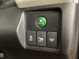 Hondaセンシング用の、VSA(ABS+TCS+横滑り抑制)解除などはハンドルの右側に装備しています。燃費に役立つECONボタンもここです。