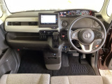 車内は光触媒抗菌消臭施工済です。インパネ周りはスタイリッシュなデザインで機能や装備も充実しています。グローブボックスやカップホルダーのほかにトレーなどたくさんの収納スペースが付いています。
