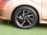 純正16インチアルミ付きです。上質かつお手入れのしやすいデザイン