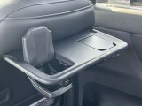 セカンドシート前には可倒式のテーブルがセットされています。ドリンクホルダーも使いやすいですよ