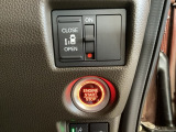 左側電動スライドドアは運転席からでも操作ができるように、ハンドル付近に開閉の操作スイッチが付いています。