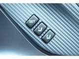 運転席はシートメモリー機能が付いているので、自分以外の人がシートを動かしても、ボタン一つでセットした位置に戻せます。