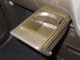 運転席と助手席の間には引き出し式のドリンクホルダーがあります。取りやすい位置にありますからドライブも楽しくなりますね!