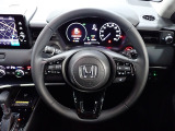 ハンドル左側にはオーディオ操作が出来るオーディオリモートコントロールスイッチ、右側にはHonda SENSINGとオートクルーズコントロールのスイッチを装備!