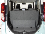 リアシートを使用していても、しっかり積めるワイドなトランクスペース!